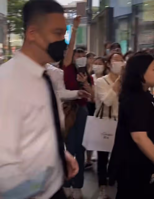 TVB視帝陳豪內地商演陣仗大!近20名保鏢護送入場,大媽興奮尖叫