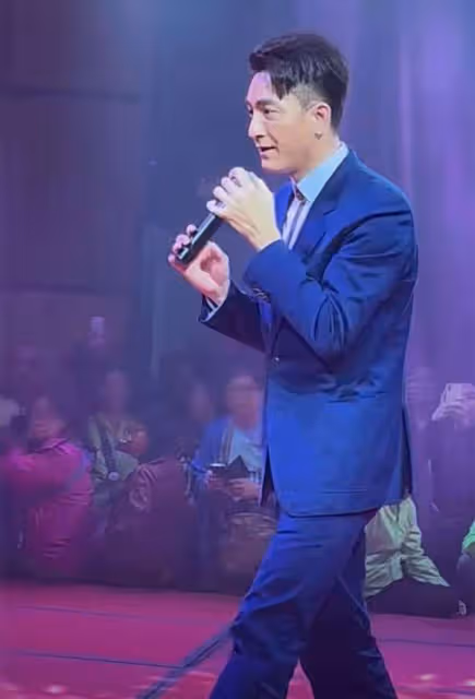 TVB視帝陳豪內地商演陣仗大!近20名保鏢護送入場,大媽興奮尖叫