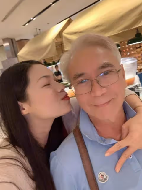 72 歲港星與小 36 歲女友曬恩愛，PO塞滿現金愛馬仕包, 網友: 都是為了錢!