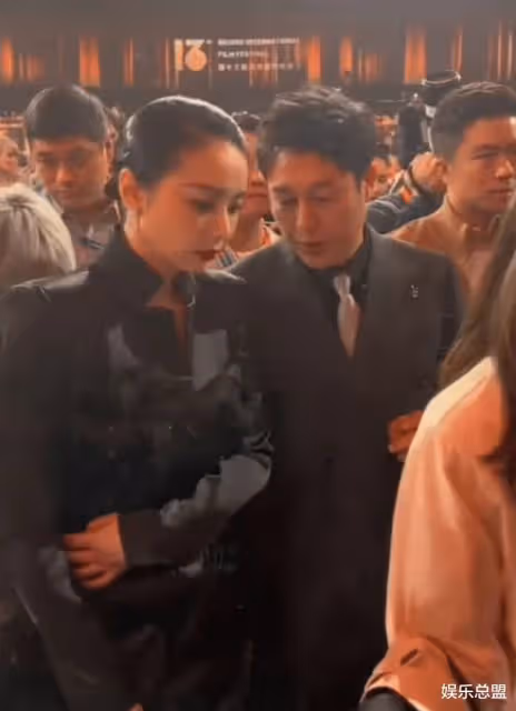 張頌文高葉《狂飆》後首相聚,共同出席電影節,擁抱低語舉止親密