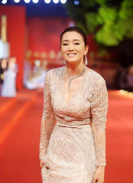父親姐姐相繼離世,母親常年患病,57歲的鞏俐依然要給老母親盡孝