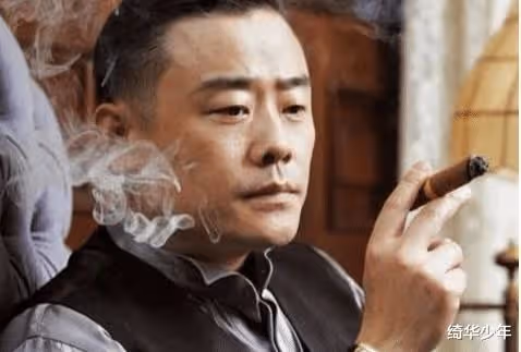周立波最輝煌的時候,年收入有6000萬,每天吃三個海參一盅燕窩