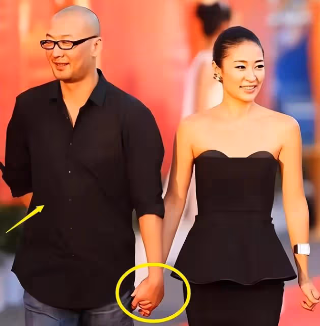 管虎梁靜香港街頭牽手,丁昱彤徹底崩潰,決意尋死,並再曝猛料