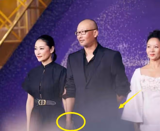 管虎梁靜香港街頭牽手,丁昱彤徹底崩潰,決意尋死,並再曝猛料