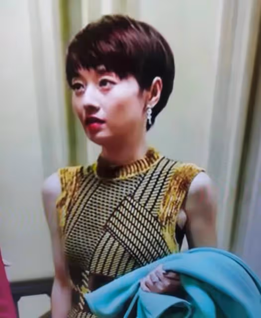 管虎梁靜香港街頭牽手,丁昱彤徹底崩潰,決意尋死,並再曝猛料