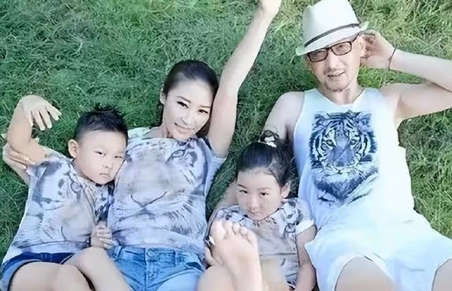 管虎梁靜香港街頭牽手,丁昱彤徹底崩潰,決意尋死,並再曝猛料