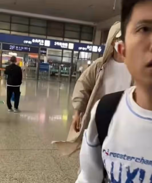 謝娜助理打掉路人手機惹爭議!一臉兇狠力氣大,同行張傑被嚇到