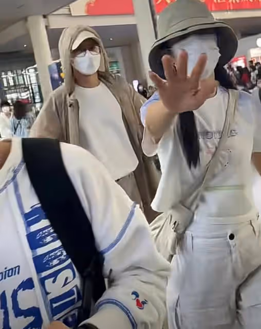 謝娜助理打掉路人手機惹爭議!一臉兇狠力氣大,同行張傑被嚇到