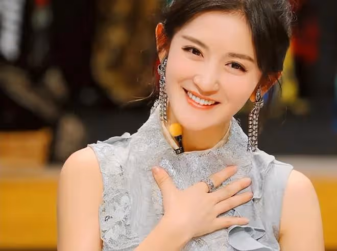 謝娜助理打掉路人手機惹爭議!一臉兇狠力氣大,同行張傑被嚇到