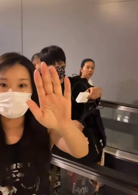謝娜助理打掉路人手機惹爭議!一臉兇狠力氣大,同行張傑被嚇到