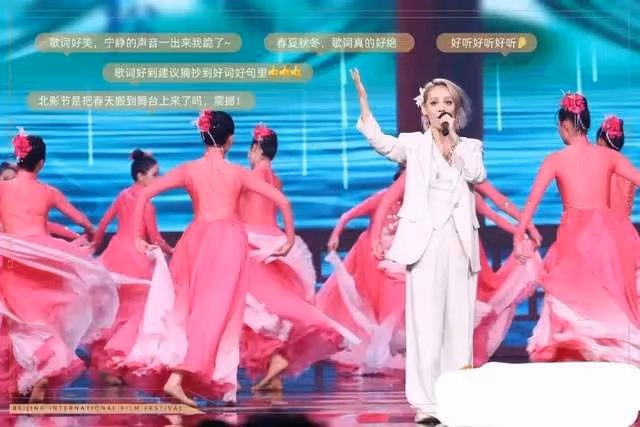 北影節紅毯細節曝光，杜江朱一龍為倪妮提裙子，張頌文罕見站前排