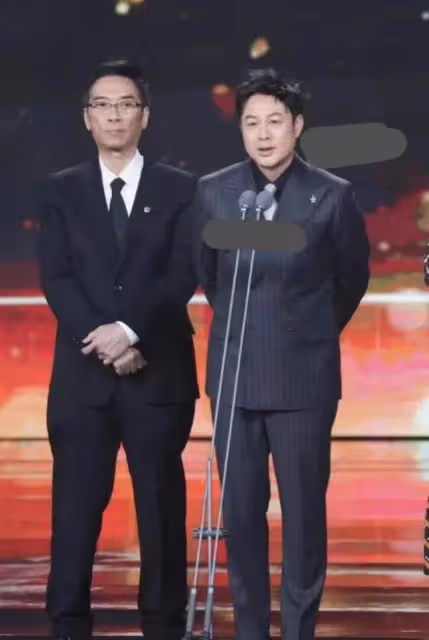 北影節紅毯細節曝光,杜江朱一龍為倪妮提裙子,張頌文罕見站前排