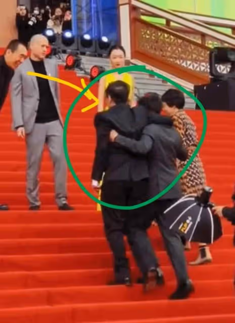 北影節紅毯細節曝光,杜江朱一龍為倪妮提裙子,張頌文罕見站前排