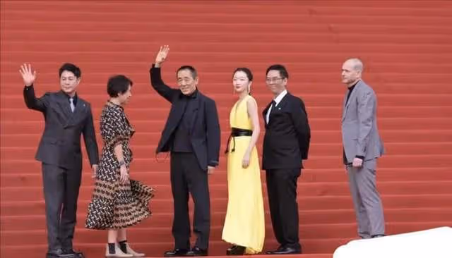 北影節紅毯細節曝光,杜江朱一龍為倪妮提裙子,張頌文罕見站前排