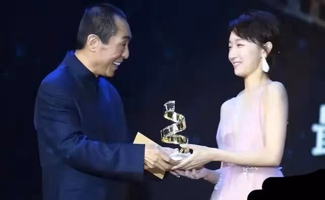 北影節紅毯細節曝光,杜江朱一龍為倪妮提裙子,張頌文罕見站前排