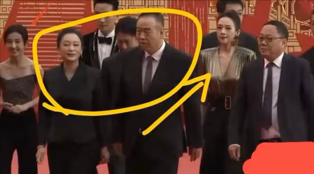 北影節紅毯細節曝光，杜江朱一龍為倪妮提裙子，張頌文罕見站前排