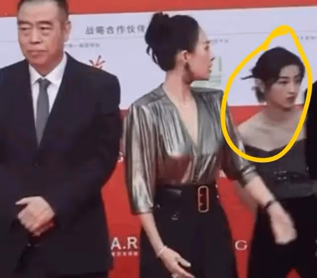 北影節紅毯細節曝光，杜江朱一龍為倪妮提裙子，張頌文罕見站前排