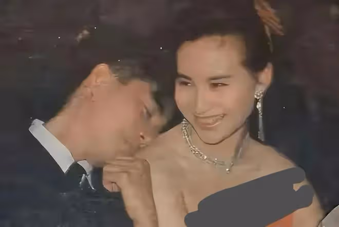 何超蓮竇驍一場婚禮,讓賭王家族過往故事再上熱搜,這熱度很離譜