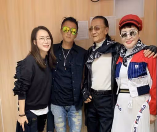 謝霆鋒曬全家福,86歲父親已經老了,71歲母親卻年輕似少女,一家四口像祖孫三代