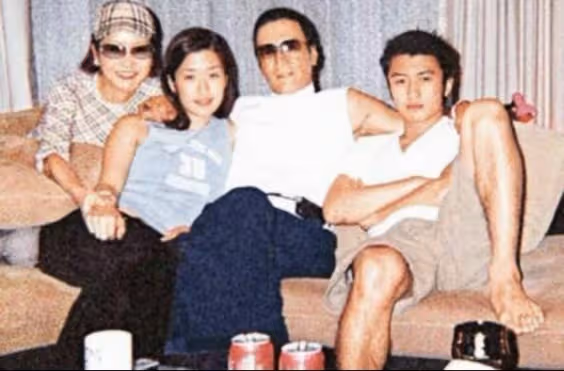 謝霆鋒曬全家福,86歲父親已經老了,71歲母親卻年輕似少女,一家四口像祖孫三代