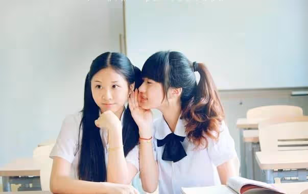參加好閨蜜婚禮!默默坐角落見證「臨走時她遞來一盒喜糖」 回家「打開一看」我哭到手抖