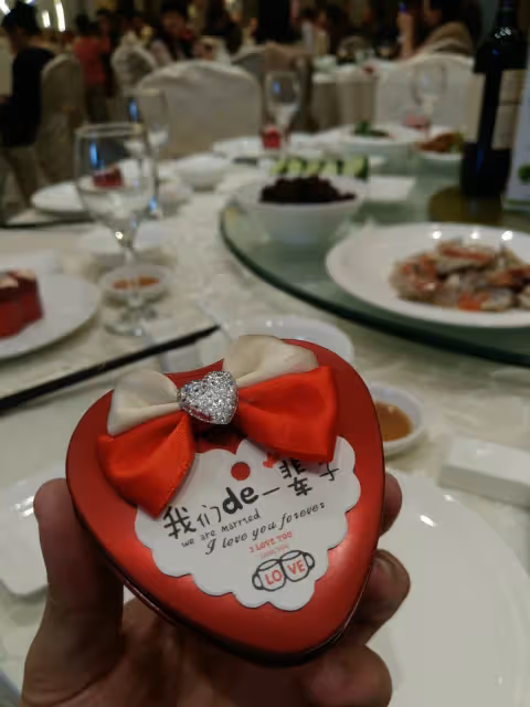 參加好閨蜜婚禮！默默坐角落見證「臨走時她遞來一盒喜糖」　回家「打開一看」我哭到手抖