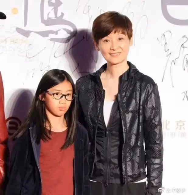 馮小剛大瓜來了！徐帆收養的女兒朵朵，被曝居然是他的私生女