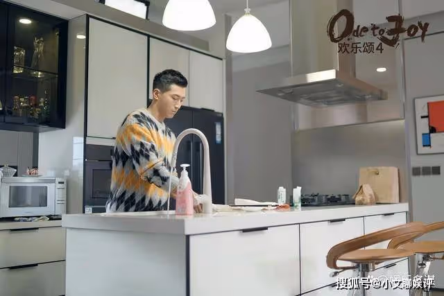 《歡樂頌4》戚牧出軌富家女，何憫鴻挺孕肚捉姦在床，結果被家暴打到流產