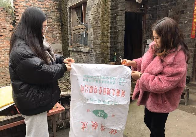 43歲農村大姐,麻袋當龍袍仿「武則天」,走紅後拒絕23家公司簽約