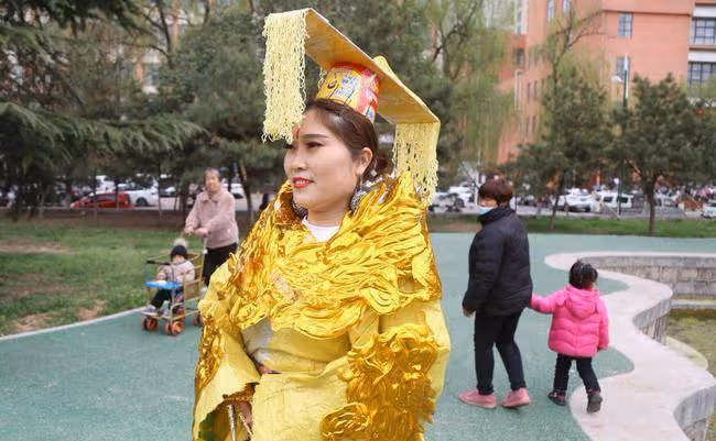43歲農村大姐,麻袋當龍袍仿「武則天」,走紅後拒絕23家公司簽約