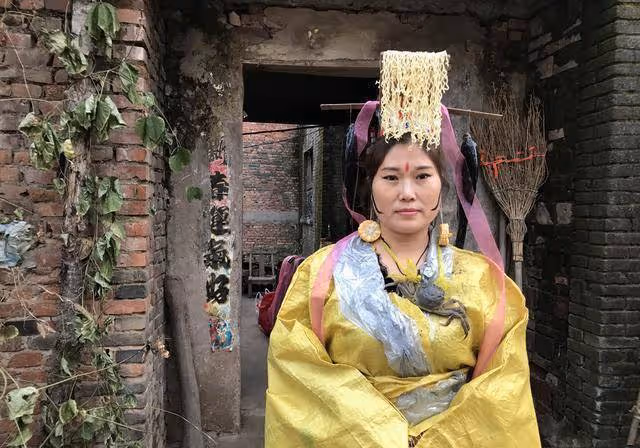 43歲農村大姐,麻袋當龍袍仿「武則天」,走紅後拒絕23家公司簽約