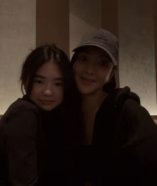 曹格前妻曬母女約會照，12歲Grace戴大耳環做美甲，和媽媽像同齡人