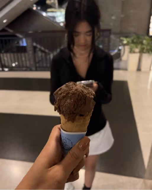 曹格前妻曬母女約會照，12歲Grace戴大耳環做美甲，和媽媽像同齡人