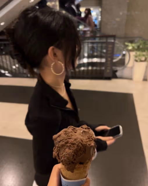 曹格前妻曬母女約會照，12歲Grace戴大耳環做美甲，和媽媽像同齡人