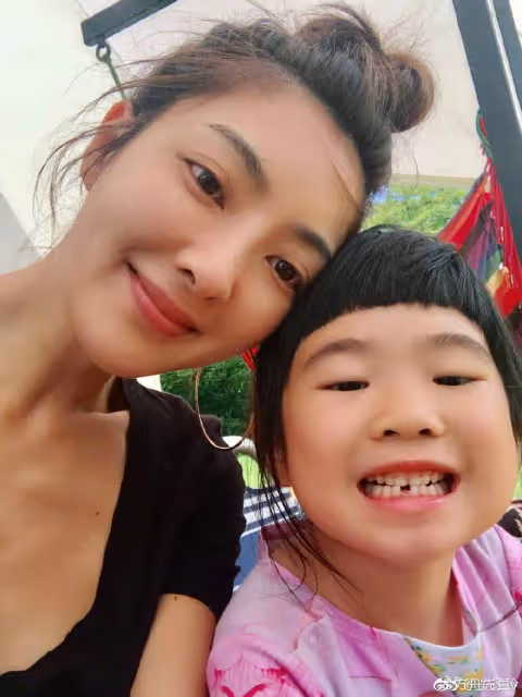 曹格前妻曬母女約會照,12歲Grace戴大耳環做美甲,和媽媽像同齡人