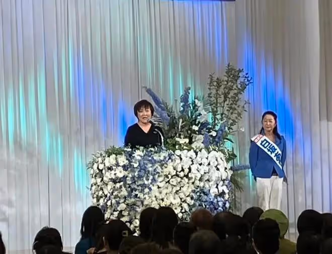 安倍昭惠公開演講助力侄子,短髮西裝精神抖擻,提起丈夫多次哽咽