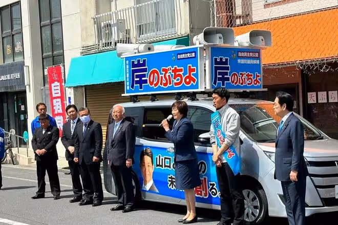 安倍昭惠公開演講助力侄子,短髮西裝精神抖擻,提起丈夫多次哽咽