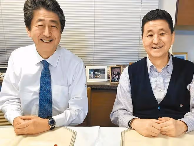 安倍昭惠公開演講助力侄子,短髮西裝精神抖擻,提起丈夫多次哽咽
