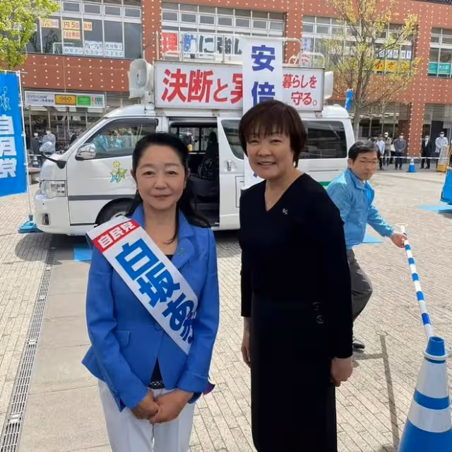 安倍昭惠公開演講助力侄子,短髮西裝精神抖擻,提起丈夫多次哽咽