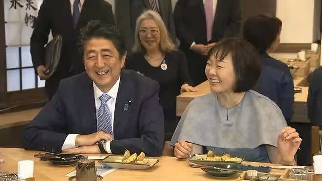 安倍昭惠公開演講助力侄子,短髮西裝精神抖擻,提起丈夫多次哽咽