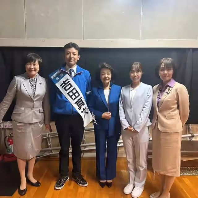 安倍昭惠公開演講助力侄子,短髮西裝精神抖擻,提起丈夫多次哽咽
