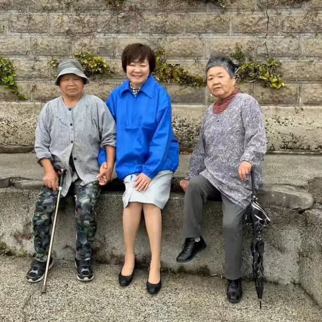安倍昭惠公開演講助力侄子,短髮西裝精神抖擻,提起丈夫多次哽咽