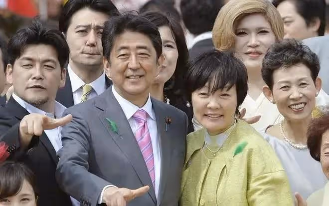 安倍昭惠公開演講助力侄子,短髮西裝精神抖擻,提起丈夫多次哽咽
