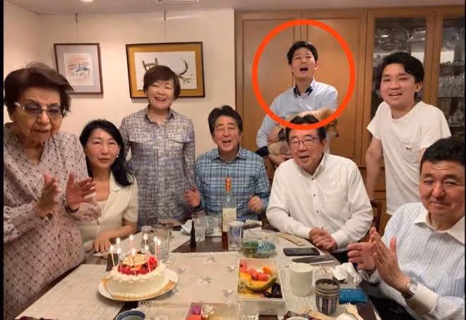 安倍昭惠公開演講助力侄子,短髮西裝精神抖擻,提起丈夫多次哽咽