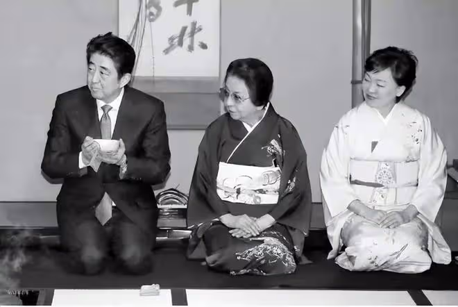 安倍昭惠公開演講助力侄子,短髮西裝精神抖擻,提起丈夫多次哽咽