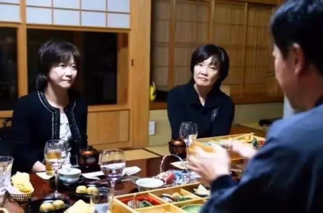 安倍昭惠公開演講助力侄子,短髮西裝精神抖擻,提起丈夫多次哽咽