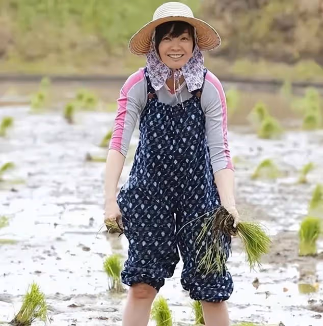 安倍昭惠公開演講助力侄子,短髮西裝精神抖擻,提起丈夫多次哽咽