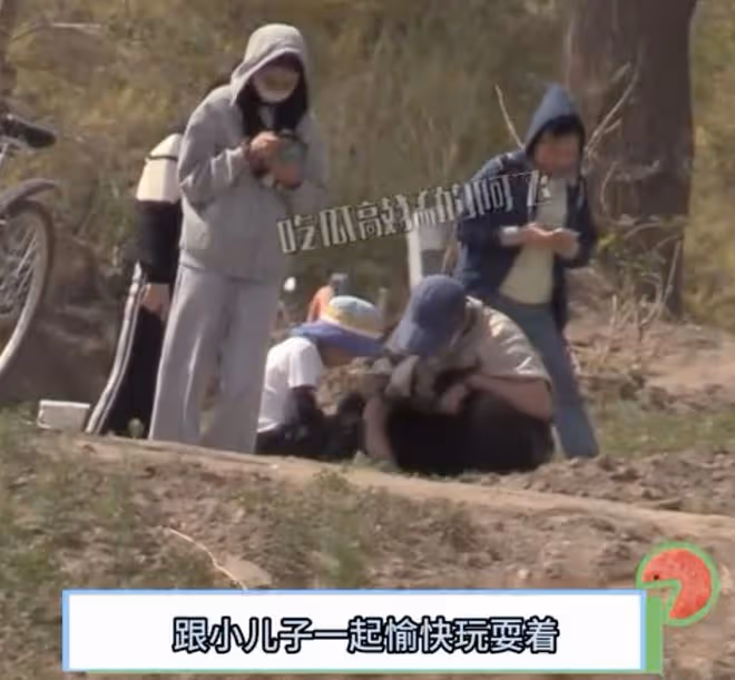 佟大為關悅帶孩子郊外度假,爸爸全程陪兒子挖土有耐心,畫面溫馨