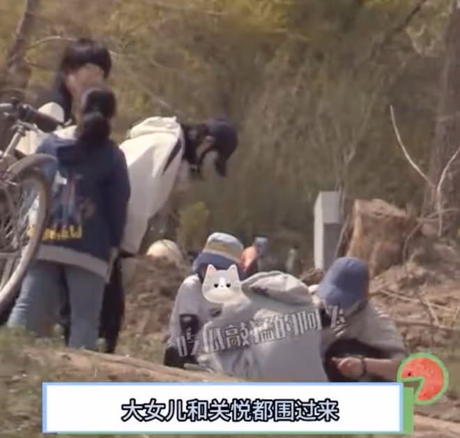 佟大為關悅帶孩子郊外度假,爸爸全程陪兒子挖土有耐心,畫面溫馨