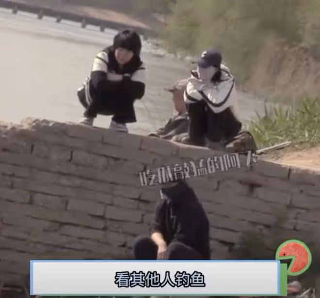 佟大為關悅帶孩子郊外度假,爸爸全程陪兒子挖土有耐心,畫面溫馨